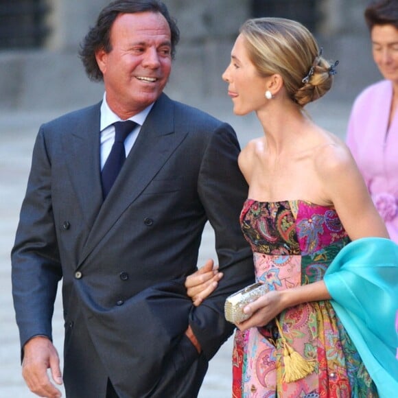 Julio Iglesias et Miranda Rijnsburger en septembre 2002, invités à un mariage.