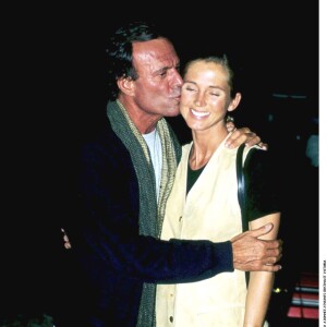 Julio Iglesias et Miranda Rijnsburger en mai 2001 à Miami.