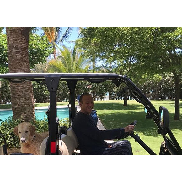 Julio Iglesias a présenté le 11 janvier 2018 sur Instagram le nouveau membre de sa famille : Berklee, un chien de plus !