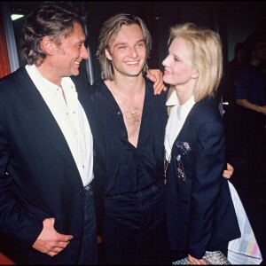 David Hallyday entouré de ses parents, Johnny Hallyday et Sylvie Vartan, le soir de sa première le 9 mars 1991 à Paris.