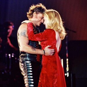 Sylvie Vartan rejoint Johnny Hallyday sur scène pour ses 50 ans, au Parc des Princes le 19 juin 1993.