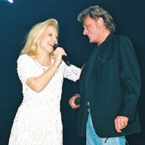 Sylvie Vartan et Johnny Hallyday sur la scène du Casino de Paris, le 9 février 1995.