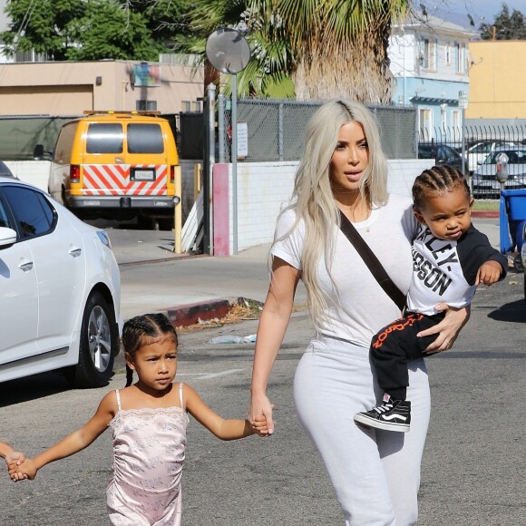 Kim Kardashian avec ses enfants North West et Saint West - La famille Kardashian faire du patin à glace au Iceland Ice Skating Center à Los Angeles, le 21 septembre 2017