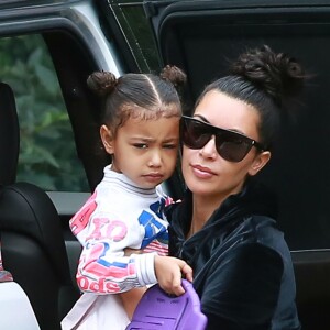 Kim Kardashian et Kanye West arrivent chez des amis avec leurs enfants North et Saint West à Los Angeles, le 5 février 2017