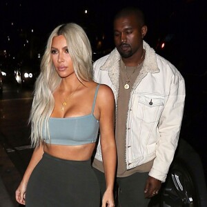 Kim Kardashian et son mari Kanye West arrivent au restaurant Petite Taqueria pour l'anniversaire de K. Jenner à West Hollywood, le 2 novembre 2017.