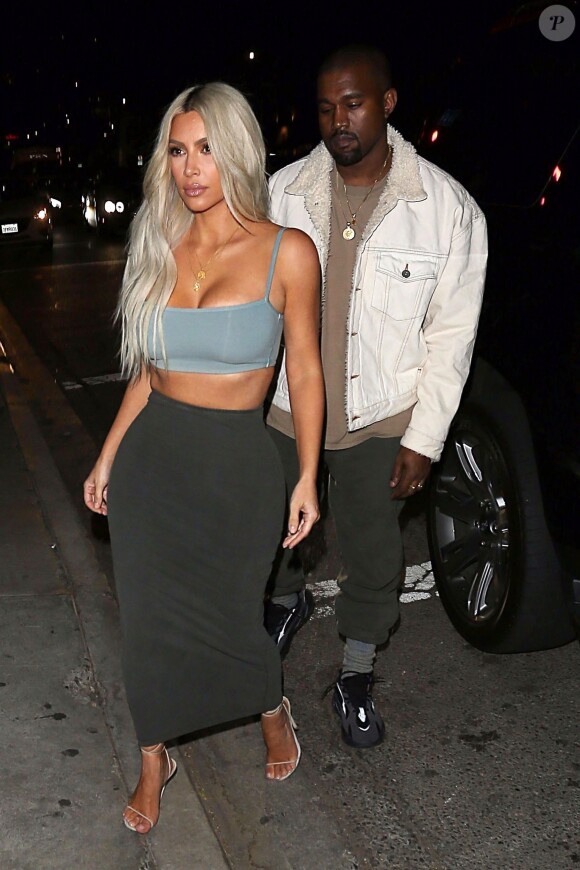 Kim Kardashian et son mari Kanye West arrivent au restaurant Petite Taqueria pour l'anniversaire de K. Jenner à West Hollywood, le 2 novembre 2017.