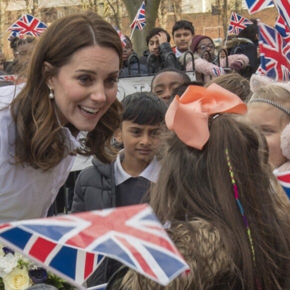 La duchesse Catherine de Cambridge, enceinte de six mois, était en visite le 17 janvier 2018 à l'école primaire Bond à Mitcham, dans le sud-ouest de Londres, pour observer le travail de la "Wimbledon Junior Tennis Initiative".