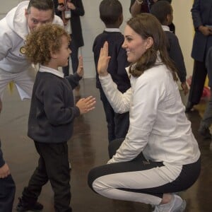 La duchesse Catherine de Cambridge, enceinte de six mois, était en visite le 17 janvier 2018 à l'école primaire Bond à Mitcham, dans le sud-ouest de Londres, pour observer le travail de la "Wimbledon Junior Tennis Initiative".