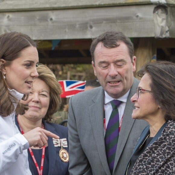 La duchesse Catherine de Cambridge, enceinte de six mois, était en visite le 17 janvier 2018 à l'école primaire Bond à Mitcham, dans le sud-ouest de Londres, pour observer le travail de la "Wimbledon Junior Tennis Initiative".