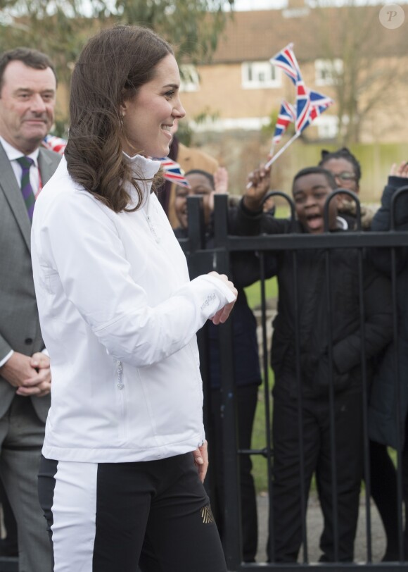La duchesse Catherine de Cambridge, enceinte de six mois, était en visite le 17 janvier 2018 à l'école primaire Bond à Mitcham, dans le sud-ouest de Londres, pour observer le travail de la "Wimbledon Junior Tennis Initiative".
