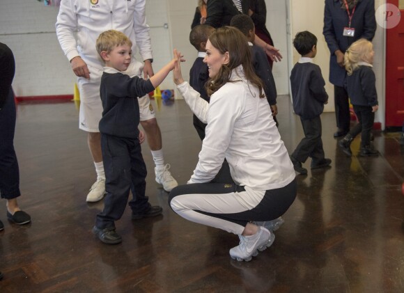 La duchesse Catherine de Cambridge, enceinte de six mois, était en visite le 17 janvier 2018 à l'école primaire Bond à Mitcham, dans le sud-ouest de Londres, pour observer le travail de la "Wimbledon Junior Tennis Initiative".