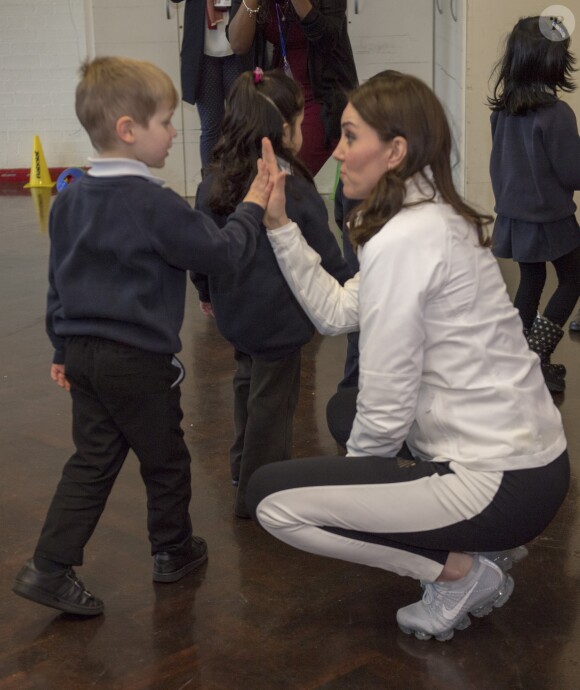 La duchesse Catherine de Cambridge, enceinte de six mois, était en visite le 17 janvier 2018 à l'école primaire Bond à Mitcham, dans le sud-ouest de Londres, pour observer le travail de la "Wimbledon Junior Tennis Initiative".