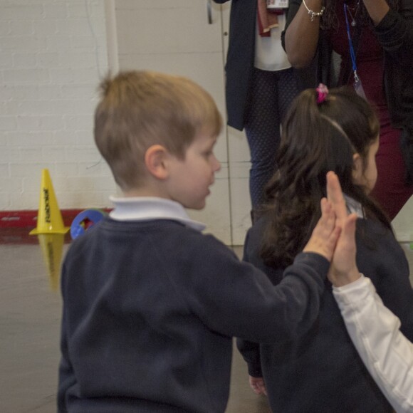 La duchesse Catherine de Cambridge, enceinte de six mois, était en visite le 17 janvier 2018 à l'école primaire Bond à Mitcham, dans le sud-ouest de Londres, pour observer le travail de la "Wimbledon Junior Tennis Initiative".