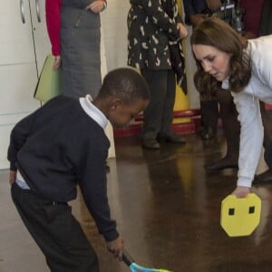 La duchesse Catherine de Cambridge, enceinte de six mois, était en visite le 17 janvier 2018 à l'école primaire Bond à Mitcham, dans le sud-ouest de Londres, pour observer le travail de la "Wimbledon Junior Tennis Initiative".