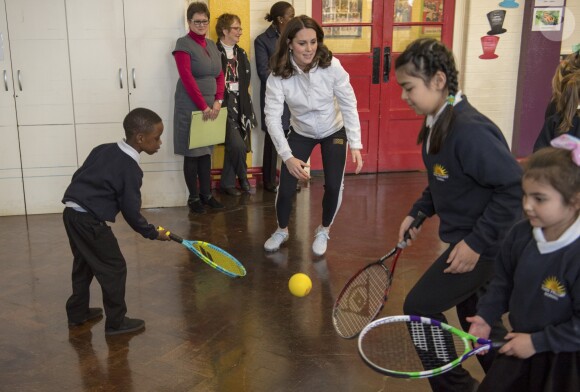 La duchesse Catherine de Cambridge, enceinte de six mois, était en visite le 17 janvier 2018 à l'école primaire Bond à Mitcham, dans le sud-ouest de Londres, pour observer le travail de la "Wimbledon Junior Tennis Initiative".