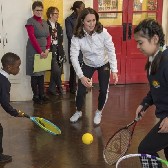 La duchesse Catherine de Cambridge, enceinte de six mois, était en visite le 17 janvier 2018 à l'école primaire Bond à Mitcham, dans le sud-ouest de Londres, pour observer le travail de la "Wimbledon Junior Tennis Initiative".