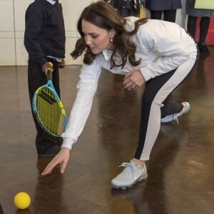 La duchesse Catherine de Cambridge, enceinte de six mois, était en visite le 17 janvier 2018 à l'école primaire Bond à Mitcham, dans le sud-ouest de Londres, pour observer le travail de la "Wimbledon Junior Tennis Initiative".