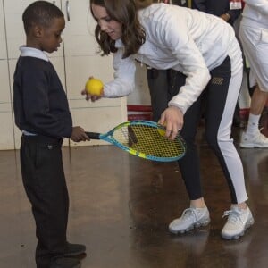 La duchesse Catherine de Cambridge, enceinte de six mois, était en visite le 17 janvier 2018 à l'école primaire Bond à Mitcham, dans le sud-ouest de Londres, pour observer le travail de la "Wimbledon Junior Tennis Initiative".