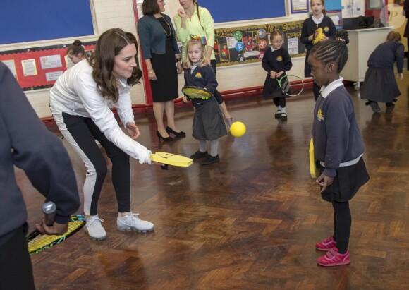 La duchesse Catherine de Cambridge, enceinte de six mois, était en visite le 17 janvier 2018 à l'école primaire Bond à Mitcham, dans le sud-ouest de Londres, pour observer le travail de la "Wimbledon Junior Tennis Initiative".