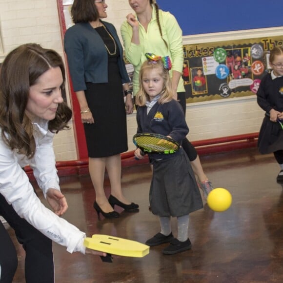 La duchesse Catherine de Cambridge, enceinte de six mois, était en visite le 17 janvier 2018 à l'école primaire Bond à Mitcham, dans le sud-ouest de Londres, pour observer le travail de la "Wimbledon Junior Tennis Initiative".