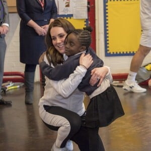 La duchesse Catherine de Cambridge, enceinte de six mois, était en visite le 17 janvier 2018 à l'école primaire Bond à Mitcham, dans le sud-ouest de Londres, pour observer le travail de la "Wimbledon Junior Tennis Initiative".