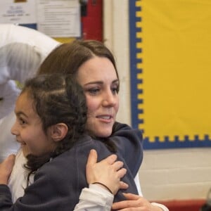 La duchesse Catherine de Cambridge, enceinte de six mois, était en visite le 17 janvier 2018 à l'école primaire Bond à Mitcham, dans le sud-ouest de Londres, pour observer le travail de la "Wimbledon Junior Tennis Initiative".