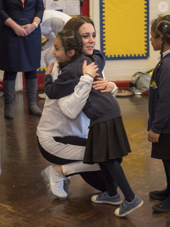 La duchesse Catherine de Cambridge, enceinte de six mois, était en visite le 17 janvier 2018 à l'école primaire Bond à Mitcham, dans le sud-ouest de Londres, pour observer le travail de la "Wimbledon Junior Tennis Initiative".