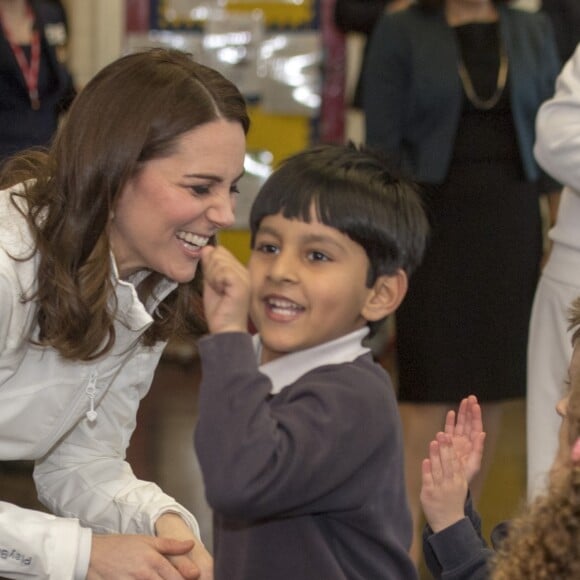 La duchesse Catherine de Cambridge, enceinte de six mois, était en visite le 17 janvier 2018 à l'école primaire Bond à Mitcham, dans le sud-ouest de Londres, pour observer le travail de la "Wimbledon Junior Tennis Initiative".