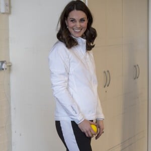 La duchesse Catherine de Cambridge, enceinte de six mois, était en visite le 17 janvier 2018 à l'école primaire Bond à Mitcham, dans le sud-ouest de Londres, pour observer le travail de la "Wimbledon Junior Tennis Initiative".