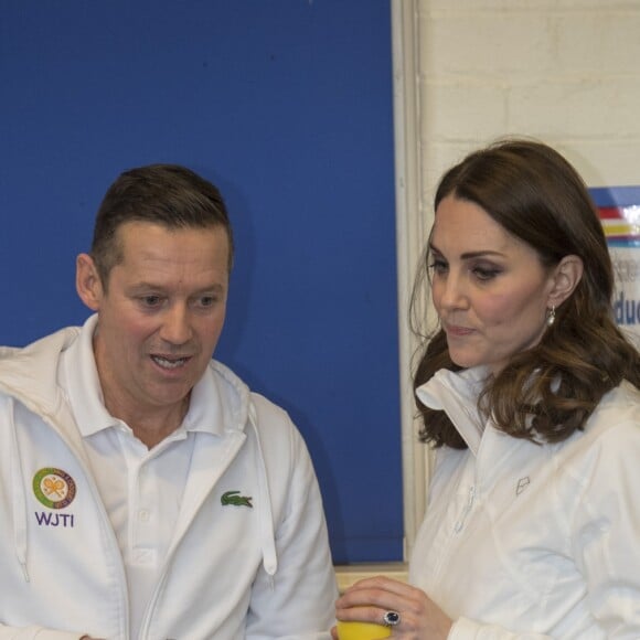 La duchesse Catherine de Cambridge, enceinte de six mois, était en visite le 17 janvier 2018 à l'école primaire Bond à Mitcham, dans le sud-ouest de Londres, pour observer le travail de la "Wimbledon Junior Tennis Initiative".