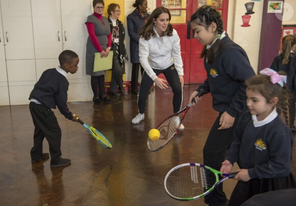 La duchesse Catherine de Cambridge, enceinte de six mois, était en visite le 17 janvier 2018 à l'école primaire Bond à Mitcham, dans le sud-ouest de Londres, pour observer le travail de la "Wimbledon Junior Tennis Initiative".