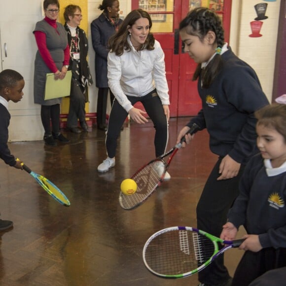 La duchesse Catherine de Cambridge, enceinte de six mois, était en visite le 17 janvier 2018 à l'école primaire Bond à Mitcham, dans le sud-ouest de Londres, pour observer le travail de la "Wimbledon Junior Tennis Initiative".