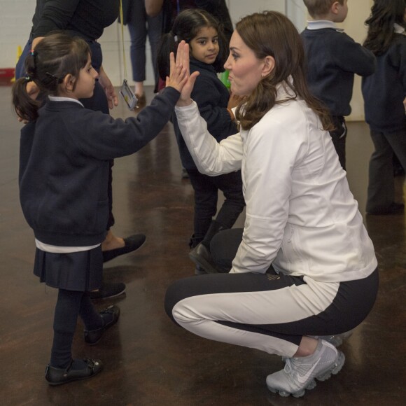 La duchesse Catherine de Cambridge, enceinte de six mois, était en visite le 17 janvier 2018 à l'école primaire Bond à Mitcham, dans le sud-ouest de Londres, pour observer le travail de la "Wimbledon Junior Tennis Initiative".