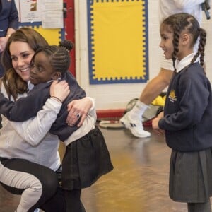 La duchesse Catherine de Cambridge, enceinte de six mois, était en visite le 17 janvier 2018 à l'école primaire Bond à Mitcham, dans le sud-ouest de Londres, pour observer le travail de la "Wimbledon Junior Tennis Initiative".