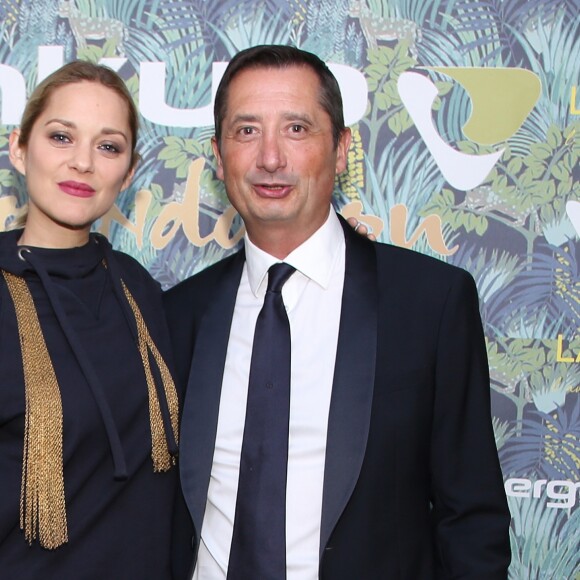 Exclusif - Marion Cotillard et Eric Scotto (président et co-fondateur d'Akuo Energy) - Dîner de gala de la fondation Akuo suivi d'un concert privé de M.Chedid avec le collectif LAMOMALI au cabaret Lido, à Paris, France, le 17 janvier 2018. La Fondation Akuo entreprend et soutient des projets de développement durable sociaux et environnementaux.Elle offre à ses partenaires la possibilité de s'engager à ses côtés, en faveur de populations défavorisées en France et dans le monde entier. La mission de la Fondation Akuo se décline en 4 domaines d'intervention: donner accès à des sources d'énergies renouvelables continues et durablement compétitives, donner accès à l'éducation et à la connaissance, donner accès à l'eau et aux services de santé et préserver l'environnement et la biodiversité. © Denis Guignebourg/Bestimage