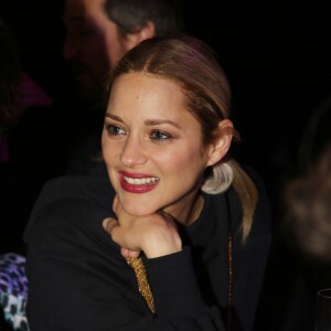 Exclusif - Marion Cotillard - Dîner de gala de la fondation Akuo suivi d'un concert privé de M.Chedid avec le collectif LAMOMALI au cabaret Lido, à Paris, France, le 17 janvier 2018. La Fondation Akuo entreprend et soutient des projets de développement durable sociaux et environnementaux.Elle offre à ses partenaires la possibilité de s'engager à ses côtés, en faveur de populations défavorisées en France et dans le monde entier. La mission de la Fondation Akuo se décline en 4 domaines d'intervention: donner accès à des sources d'énergies renouvelables continues et durablement compétitives, donner accès à l'éducation et à la connaissance, donner accès à l'eau et aux services de santé et préserver l'environnement et la biodiversité. © Denis Guignebourg/Bestimage