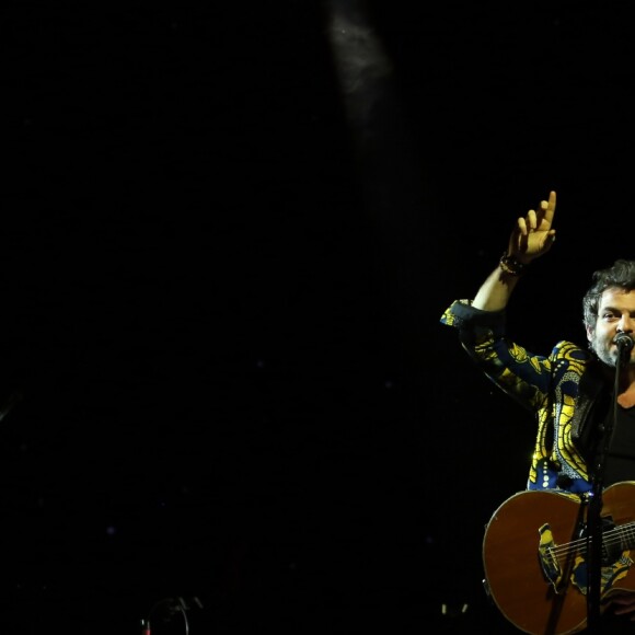 Exclusif - Matthieu Chedid (M) en concert avec le collectif LAMOMALI - Dîner de gala de la fondation Akuo suivi d'un concert privé de M.Chedid avec le collectif LAMOMALI au cabaret Lido, à Paris, France, le 17 janvier 2018. La Fondation Akuo entreprend et soutient des projets de développement durable sociaux et environnementaux.Elle offre à ses partenaires la possibilité de s'engager à ses côtés, en faveur de populations défavorisées en France et dans le monde entier. La mission de la Fondation Akuo se décline en 4 domaines d'intervention: donner accès à des sources d'énergies renouvelables continues et durablement compétitives, donner accès à l'éducation et à la connaissance, donner accès à l'eau et aux services de santé et préserver l'environnement et la biodiversité. © Denis Guignebourg/Bestimage