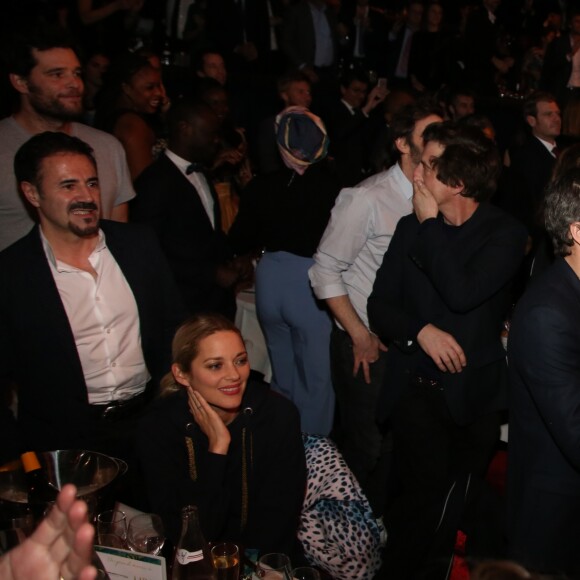 Exclusif - Marion Cotillard, José Garcia (parrain de la fondation Akuo), Guillaume Canet lors du concert de Matthieu Chedid (M) - Dîner de gala de la fondation Akuo suivi d'un concert privé de M.Chedid avec le collectif LAMOMALI au cabaret Lido, à Paris, France, le 17 janvier 2018. La Fondation Akuo entreprend et soutient des projets de développement durable sociaux et environnementaux.Elle offre à ses partenaires la possibilité de s'engager à ses côtés, en faveur de populations défavorisées en France et dans le monde entier. La mission de la Fondation Akuo se décline en 4 domaines d'intervention: donner accès à des sources d'énergies renouvelables continues et durablement compétitives, donner accès à l'éducation et à la connaissance, donner accès à l'eau et aux services de santé et préserver l'environnement et la biodiversité. © Denis Guignebourg/Bestimage