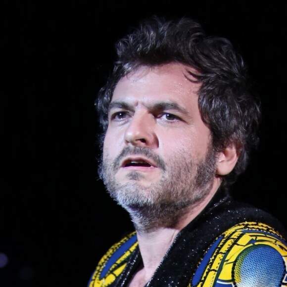 Exclusif - Matthieu Chedid (M) en concert avec le collectif LAMOMALI - Dîner de gala de la fondation Akuo suivi d'un concert privé de M.Chedid avec le collectif LAMOMALI au cabaret Lido, à Paris, France, le 17 janvier 2018. La Fondation Akuo entreprend et soutient des projets de développement durable sociaux et environnementaux.Elle offre à ses partenaires la possibilité de s'engager à ses côtés, en faveur de populations défavorisées en France et dans le monde entier. La mission de la Fondation Akuo se décline en 4 domaines d'intervention: donner accès à des sources d'énergies renouvelables continues et durablement compétitives, donner accès à l'éducation et à la connaissance, donner accès à l'eau et aux services de santé et préserver l'environnement et la biodiversité. © Denis Guignebourg/Bestimage