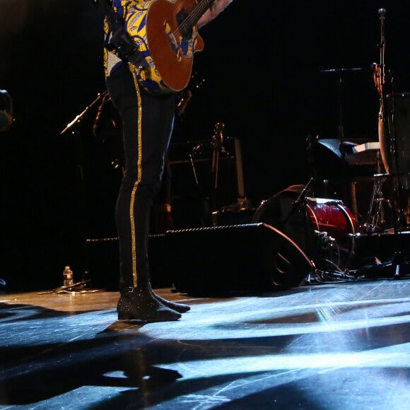 Exclusif - Matthieu Chedid (M) en concert avec le collectif LAMOMALI - Dîner de gala de la fondation Akuo suivi d'un concert privé de M.Chedid avec le collectif LAMOMALI au cabaret Lido, à Paris, France, le 17 janvier 2018. La Fondation Akuo entreprend et soutient des projets de développement durable sociaux et environnementaux.Elle offre à ses partenaires la possibilité de s'engager à ses côtés, en faveur de populations défavorisées en France et dans le monde entier. La mission de la Fondation Akuo se décline en 4 domaines d'intervention: donner accès à des sources d'énergies renouvelables continues et durablement compétitives, donner accès à l'éducation et à la connaissance, donner accès à l'eau et aux services de santé et préserver l'environnement et la biodiversité. © Denis Guignebourg/Bestimage