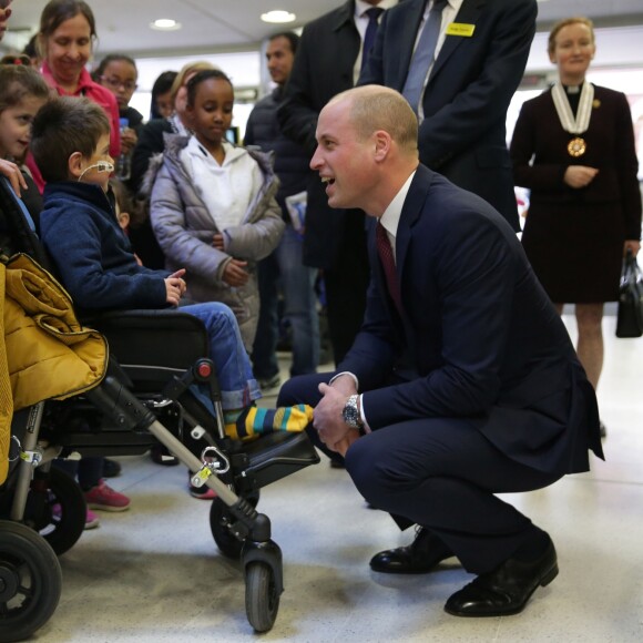 Le prince William, duc de Cambridge, avait le crâne fraîchement rasé le 18 janvier 2018 lors de sa visite à l'hôpital pour enfants Evelina, à Londres.