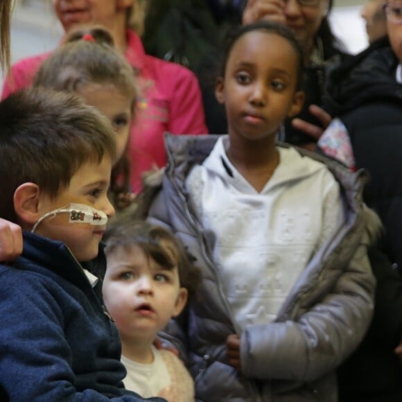 Le prince William, duc de Cambridge, avait le crâne fraîchement rasé le 18 janvier 2018 lors de sa visite à l'hôpital pour enfants Evelina, à Londres.