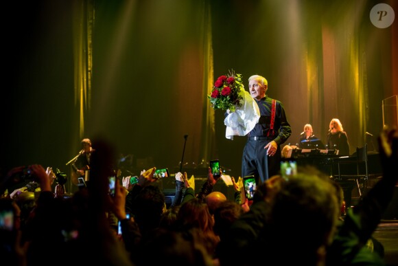 Exclusif - Charles Aznavour en concert à l'Accorhotels Arena (POPB Bercy) à Paris. Le 13 décembre 2017 © Cyril Moreau / Bestimage