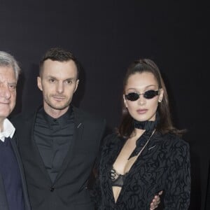 Kris Van Assche entre Sidney Toledano et Bella Hadid - Backstage du défilé de mode Dior Homme Automne-Hiver 2018-2019 au Grand Palais à Paris, le 20 janvier 2018. © Olivier Borde/Bestimage