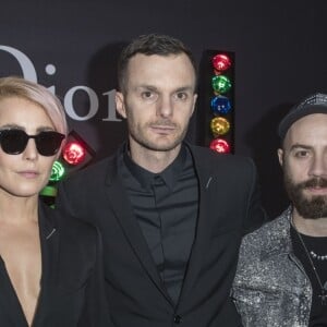 Kris Van Assche entre Noomi Rapace et Woodkid - Backstage du défilé de mode Dior Homme Automne-Hiver 2018-2019 au Grand Palais à Paris, le 20 janvier 2018. © Olivier Borde/Bestimage