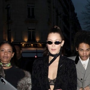 Fanny Bourdette-Donon (international PR Dior) - Bella Hadid sort du restaurant l'Avenue avec des amis à Paris le 20 janvier 2018 et se balade avenue Montaigne.