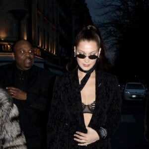 Fanny Bourdette-Donon (international PR Dior), Lauren Perez - Bella Hadid sort du restaurant l'Avenue avec des amis à Paris le 20 janvier 2018 et se balade avenue Montaigne.