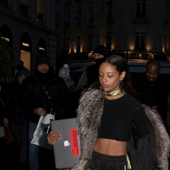 Fanny Bourdette-Donon (international PR Dior), Lauren Perez - Bella Hadid sort du restaurant l'Avenue avec des amis à Paris le 20 janvier 2018 et se balade avenue Montaigne.