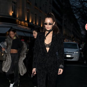 Fanny Bourdette-Donon (international PR Dior) - Bella Hadid sort du restaurant l'Avenue avec des amis à Paris le 20 janvier 2018 et se balade avenue Montaigne.