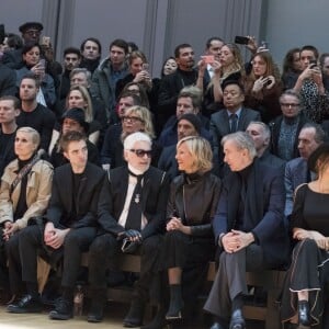 Lambert Wilson, Maria Grazia Chiuri, Robert Patinson, Karl Lagerfeld, Bernard Arnault et sa femme Hélène Mercier-Arnault, Pierre Niney et sa compagne Natasha Andrews - People au défilé de mode Dior Homme Automne-Hiver 2018-2019 au Grand Palais à Paris, le 20 janvier 2018. © Olivier Borde/Bestimage